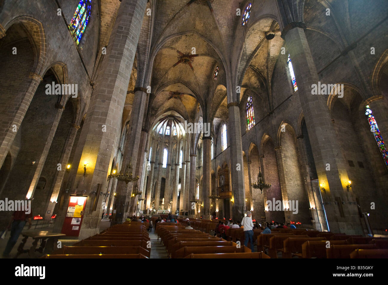 España Barcelona visitantes de estilo gótico catalán arquitectura interior de la Iglesia de Santa Maria del Mar en el distrito de la Ribera Foto de stock