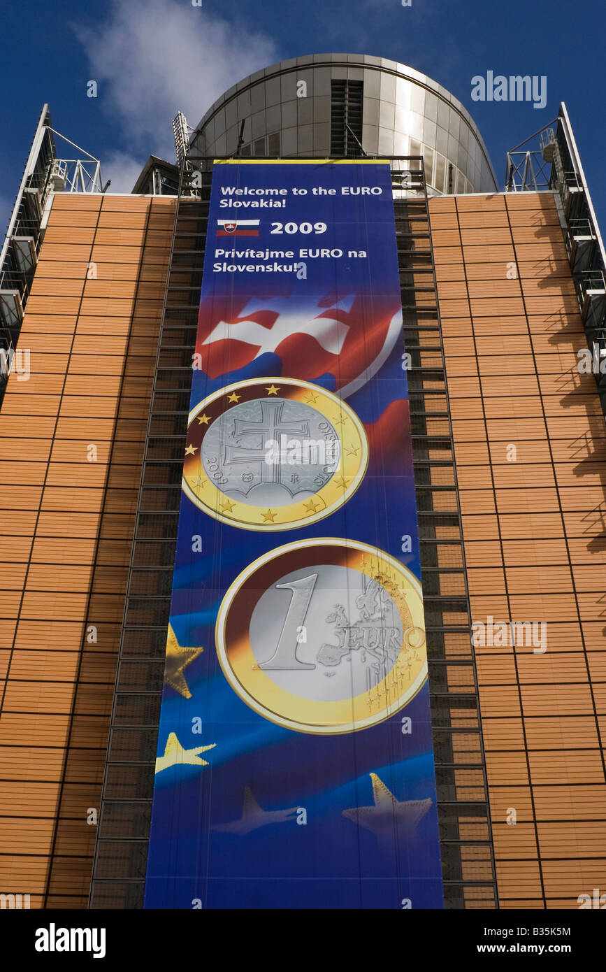 Un banner en el lateral del edificio Berlaymont en Bruselas, Bélgica, acoge a Eslovaquia a la eurozona. Foto de stock