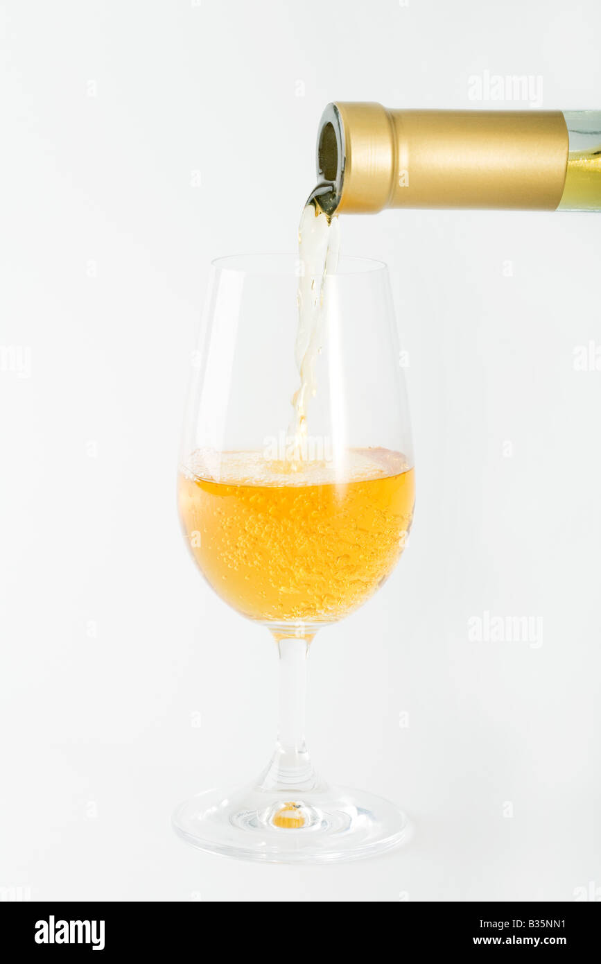 Verter vino de moscatel en copa de vino Fotografía de stock - Alamy
