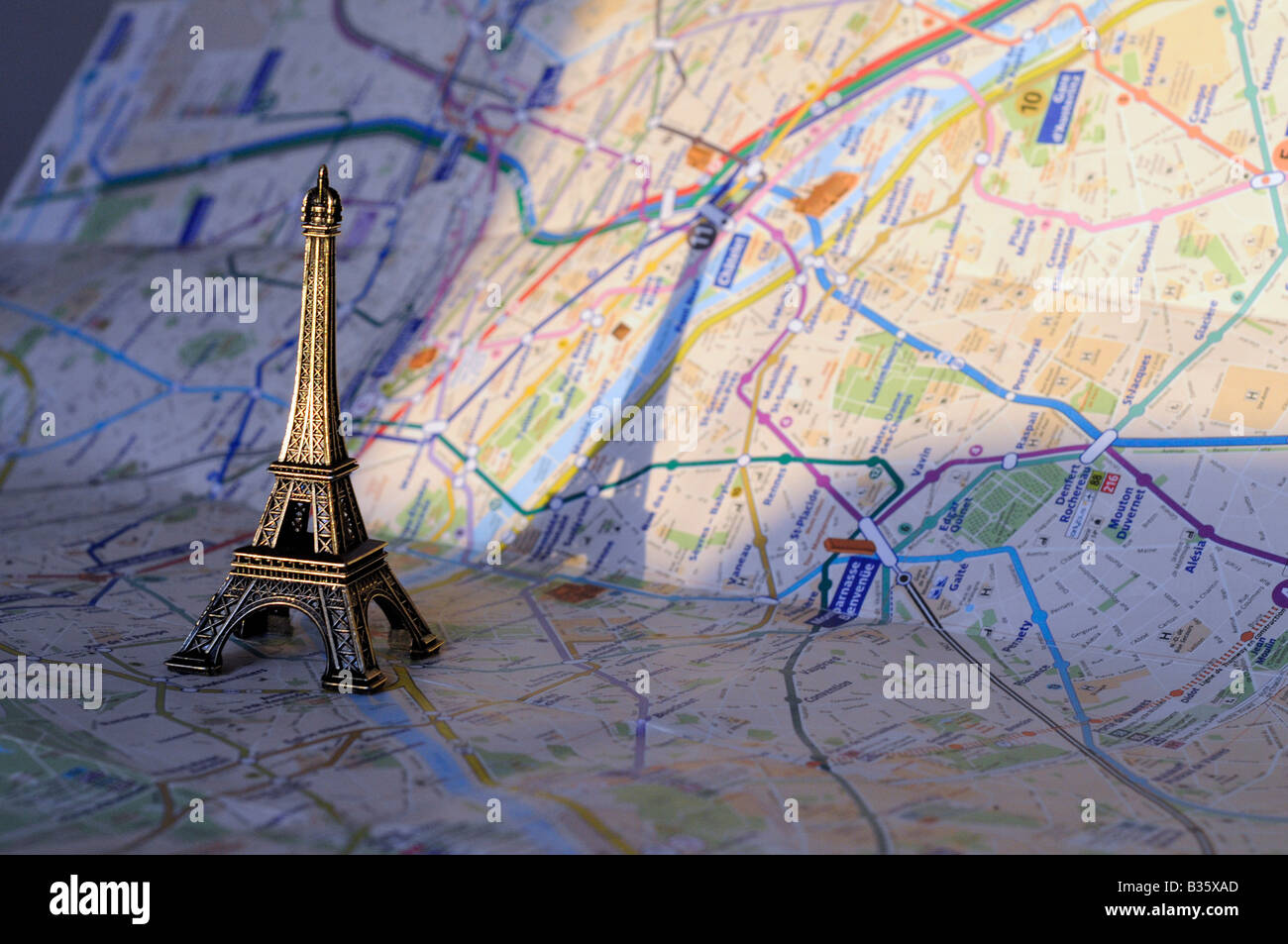 Un modelo en pequeña escala de la torre Eiffel en un mapa de París, Francia  Fotografía de stock - Alamy