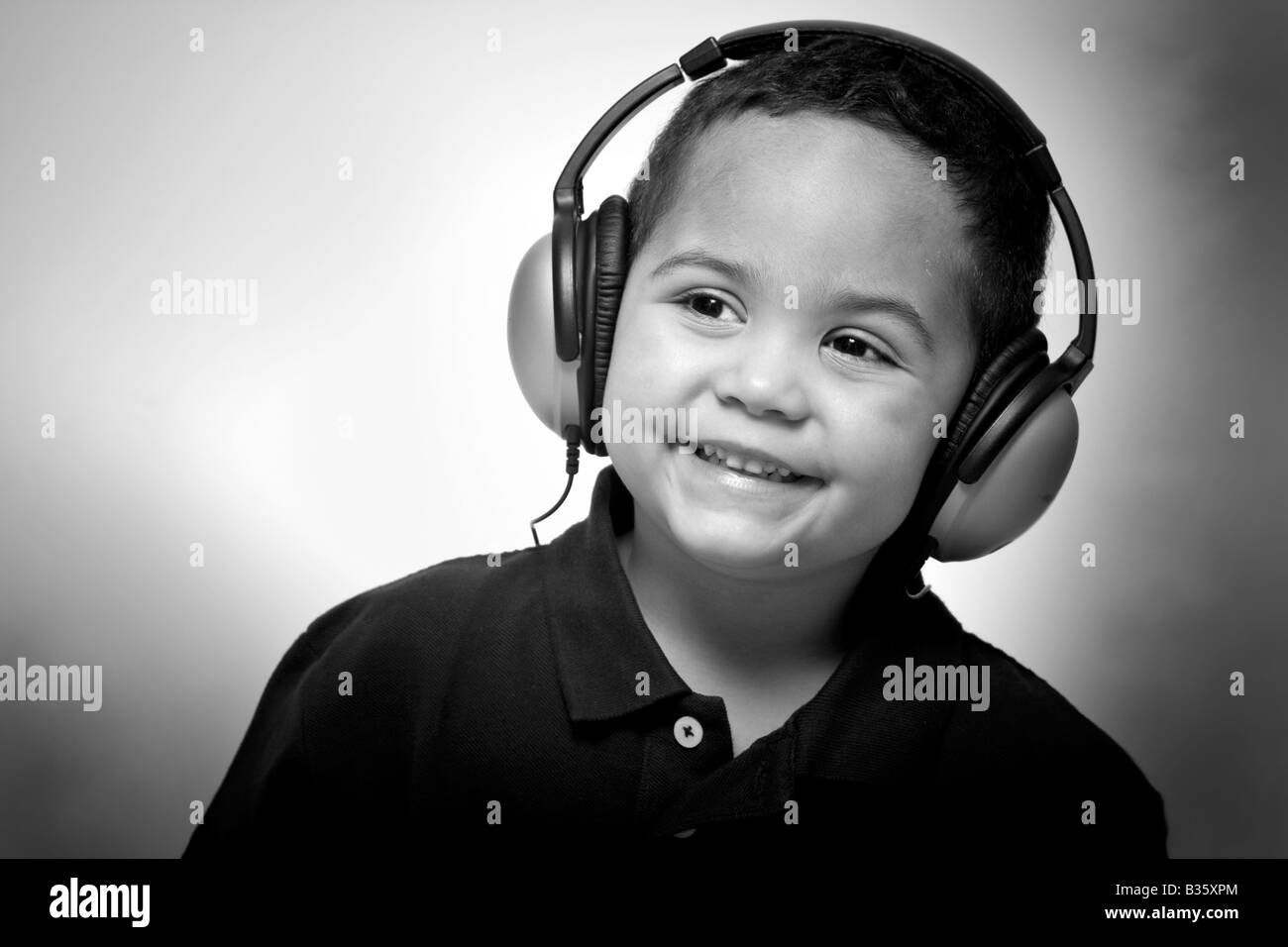 Cantando Niño En Los Auriculares Aislados En Blanco Fotos, retratos,  imágenes y fotografía de archivo libres de derecho. Image 12157712