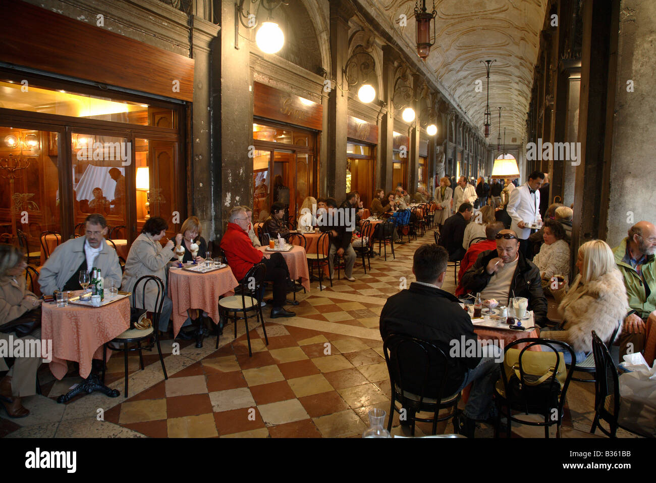 Personas en el Gran Café Quadri en Venecia, Italia Foto de stock