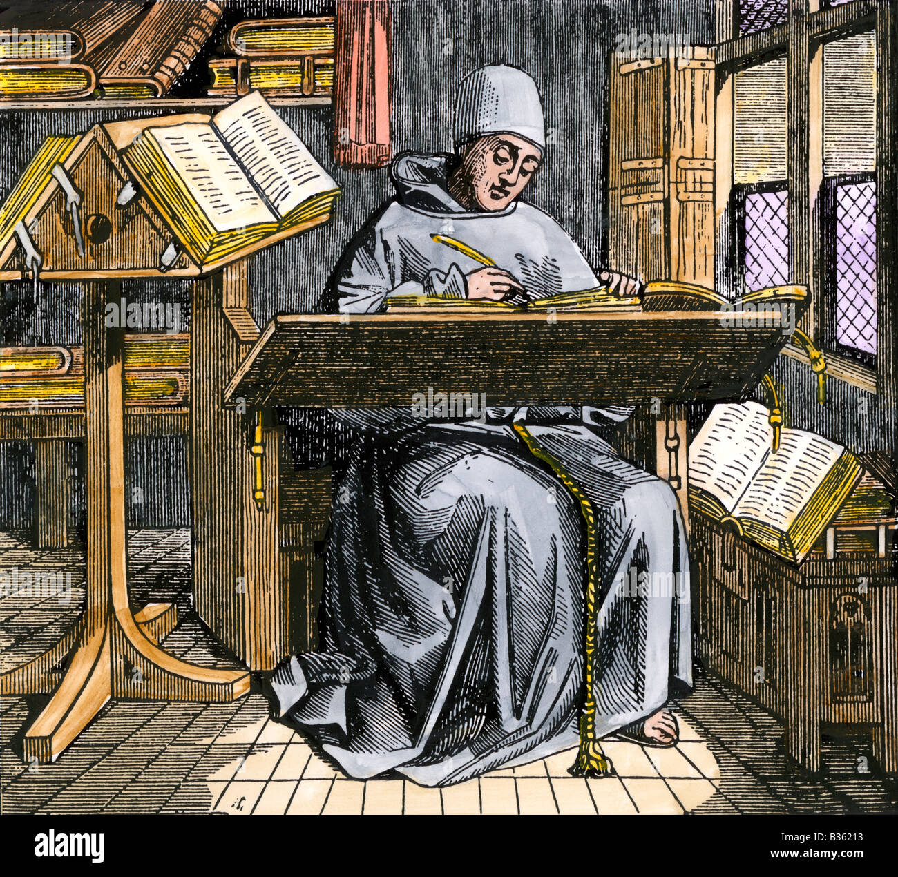 Escribano medieval escrito en un escritorio rodeado por abrir los manuscritos. Xilografía coloreada a mano Foto de stock