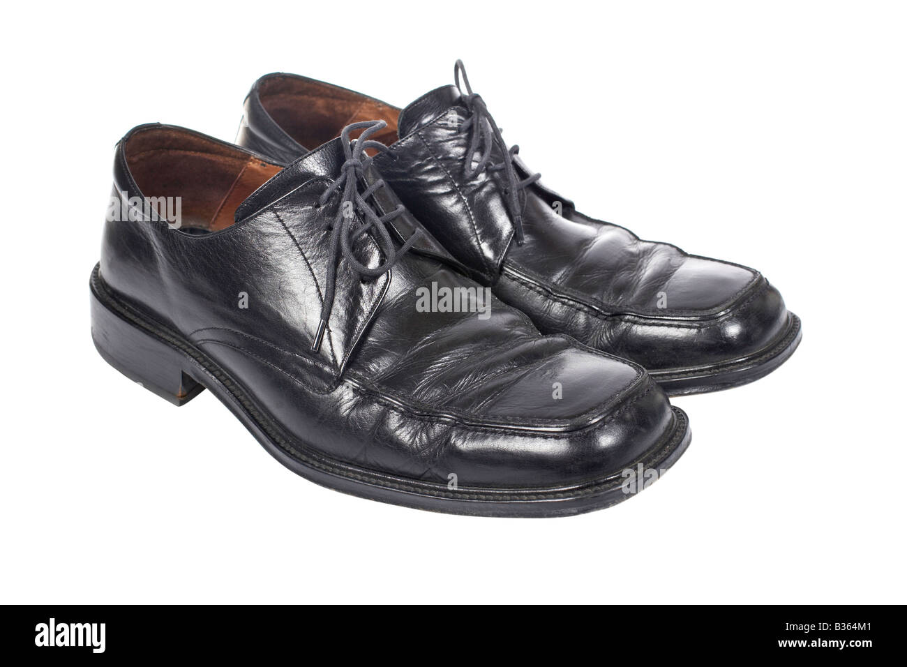zapatillas de lona negras con cordones blancos desatados sobre un fondo  negro Fotografía de stock - Alamy