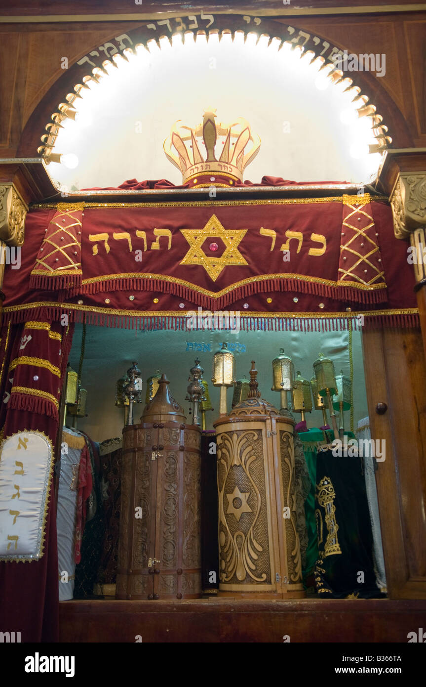 Un abierto Torá Arca armario que contiene los rollos de la Torá judía en el  'Gran Sinagoga" en Tbilisi, capital de la República de Georgia Fotografía  de stock - Alamy