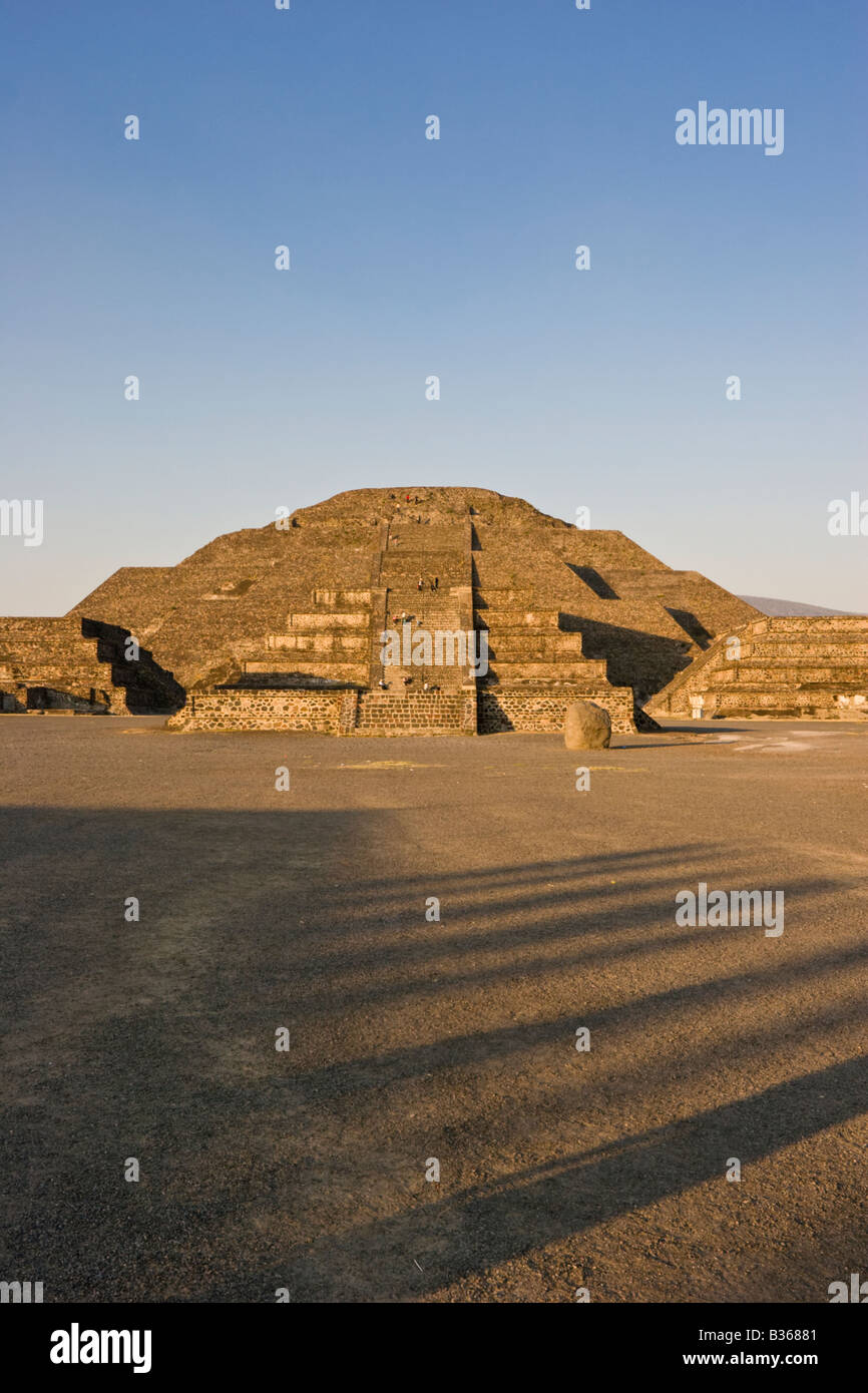 La pirámide de la Luna (la Pirámide de la Luna) en Teotihuacán, cerca de la Ciudad de México La pirámide de la Luna (la Pirámide de la Luna) en Teotihuacán, cerca de la Ciudad de México