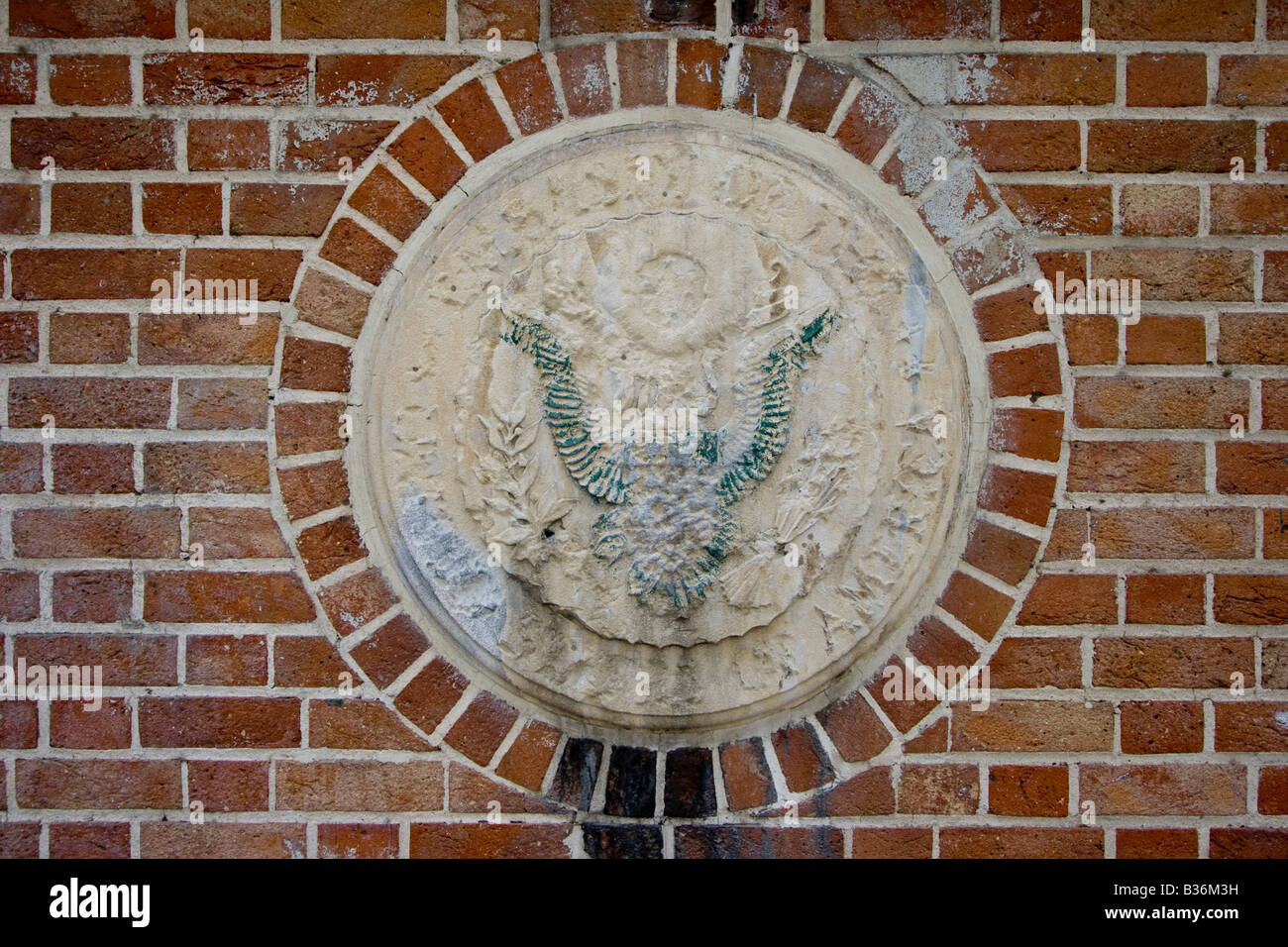Pintarrajeada American Seal en la pared de la antigua embajada norteamericana en Teherán, Irán Foto de stock
