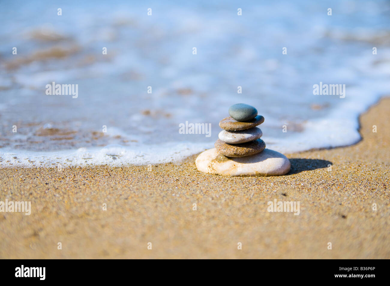 Piedras apilados en la playa Foto de stock