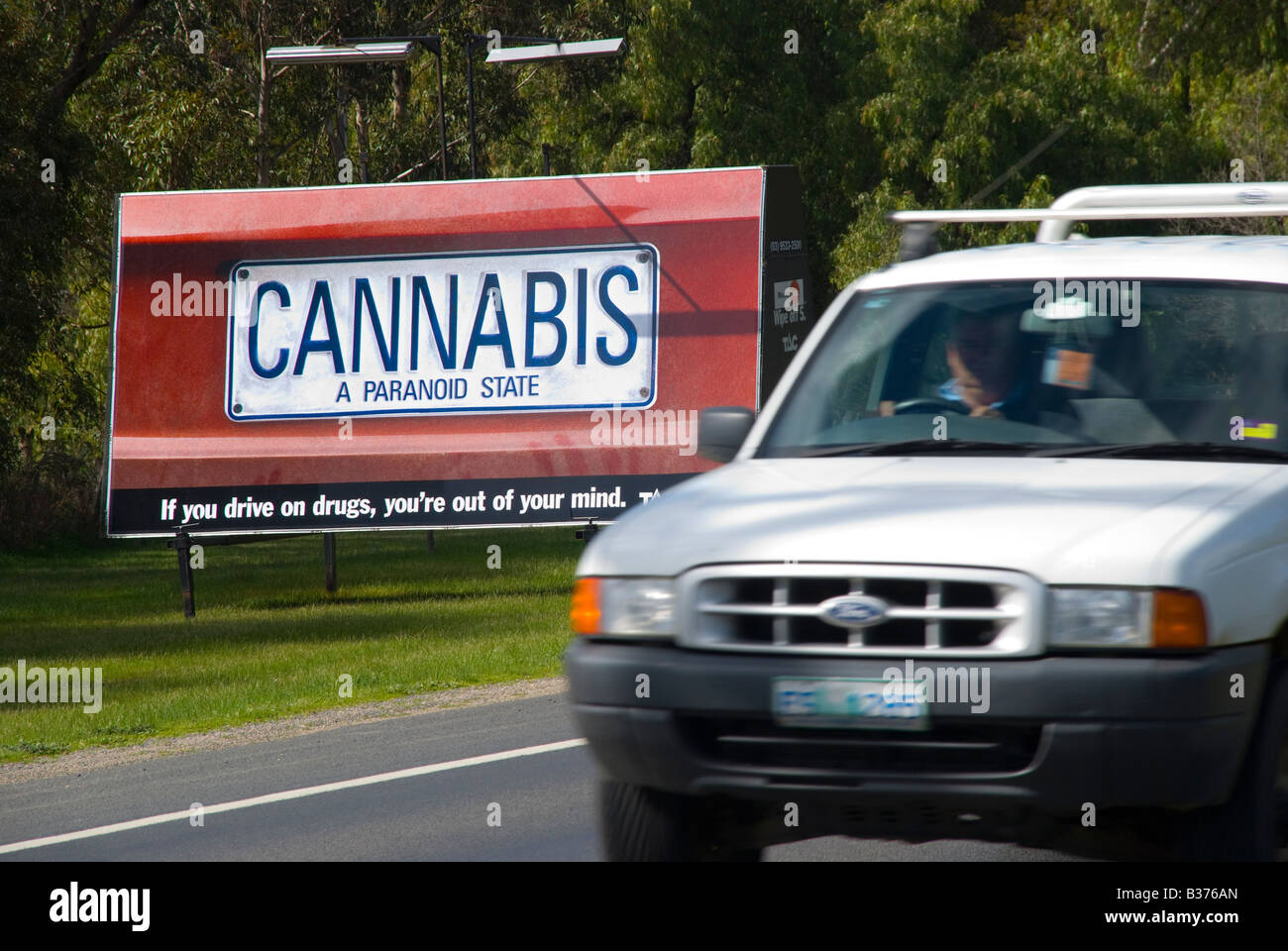 Carteles de la campaña anti-droga del Gobierno a lo largo de una autopista en Victoria, Australia Foto de stock