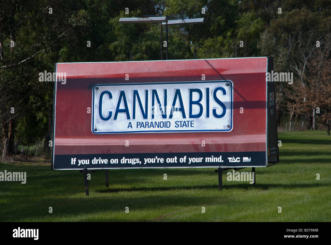 Carteles de la campaña anti-droga del Gobierno a lo largo de una autopista en Victoria, Australia Foto de stock