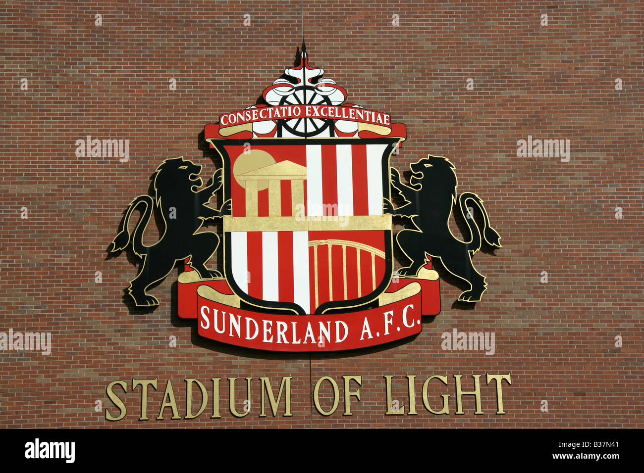 La ciudad de Sunderland, Inglaterra. Fútbol Sunderland AFC un escudo en la fachada oeste del estadio de la luz. Foto de stock