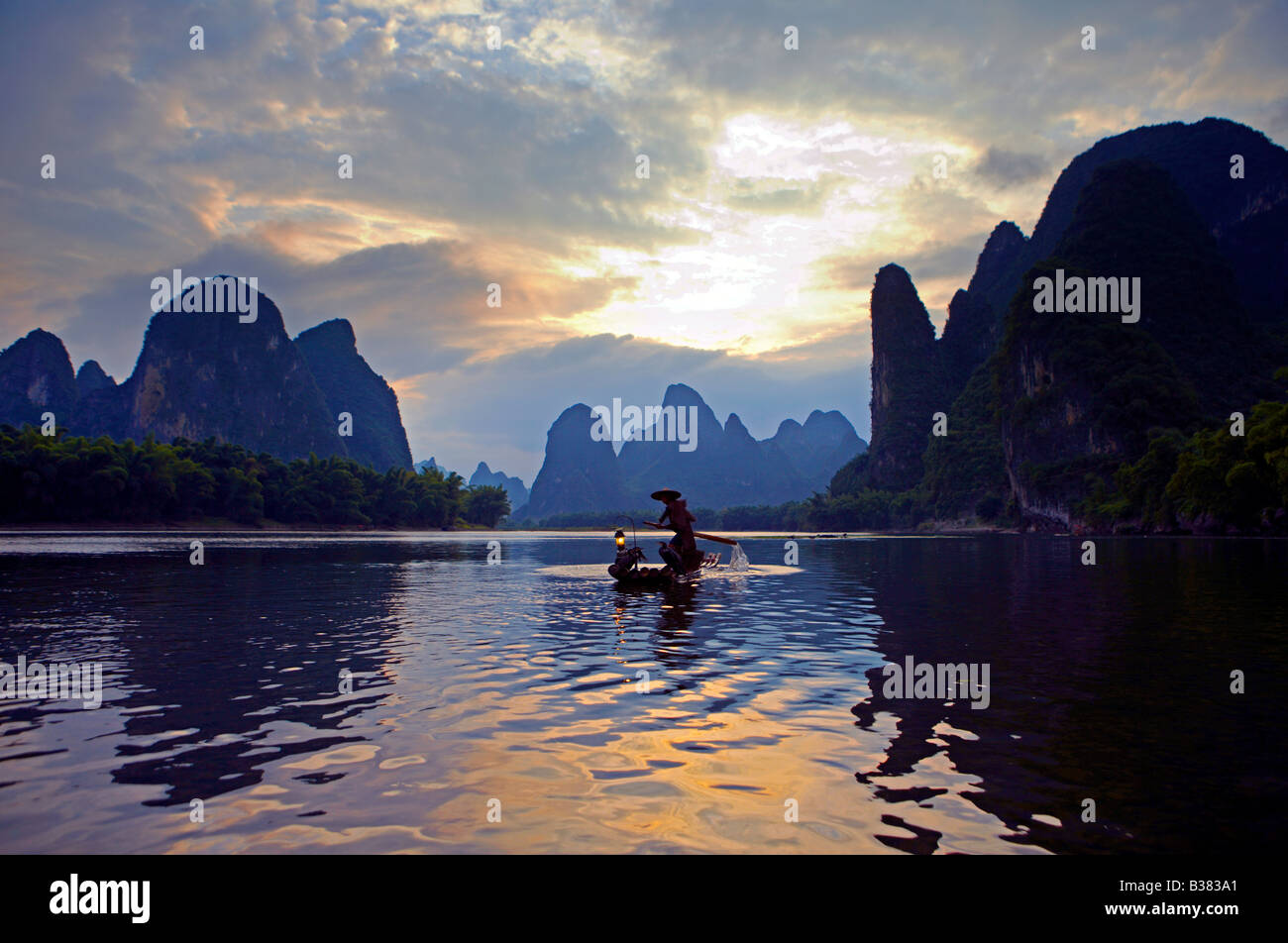 Cormorán pescador en el río Li Lijang Guilin Xingping provincia China. modelo de liberación 701 Foto de stock