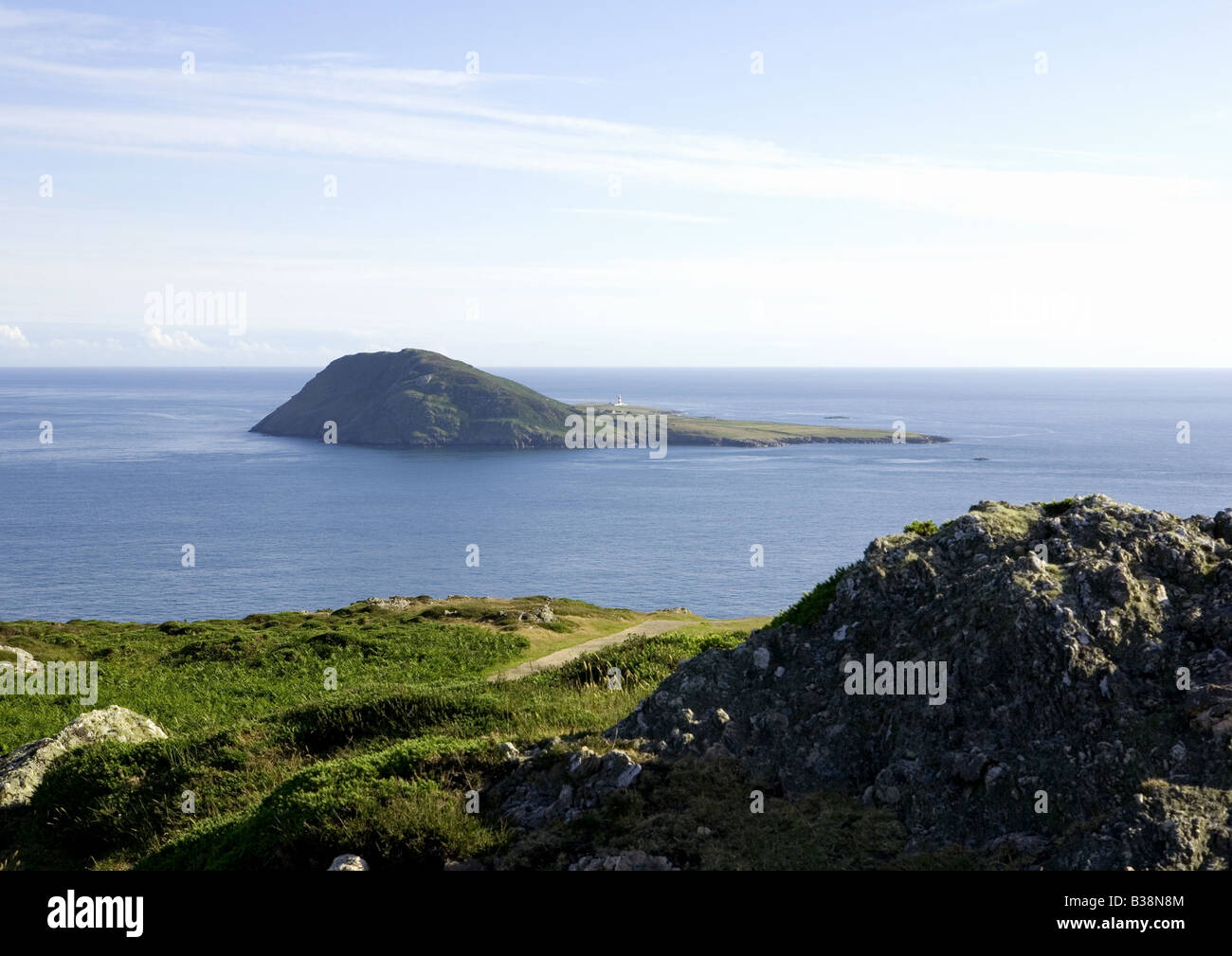 Temprano por la tarde y el sol se pone por la isla Bardsey Bardsey Sound &, Península de Lleyn, Gwynnedd, North Wales, Reino Unido Foto de stock