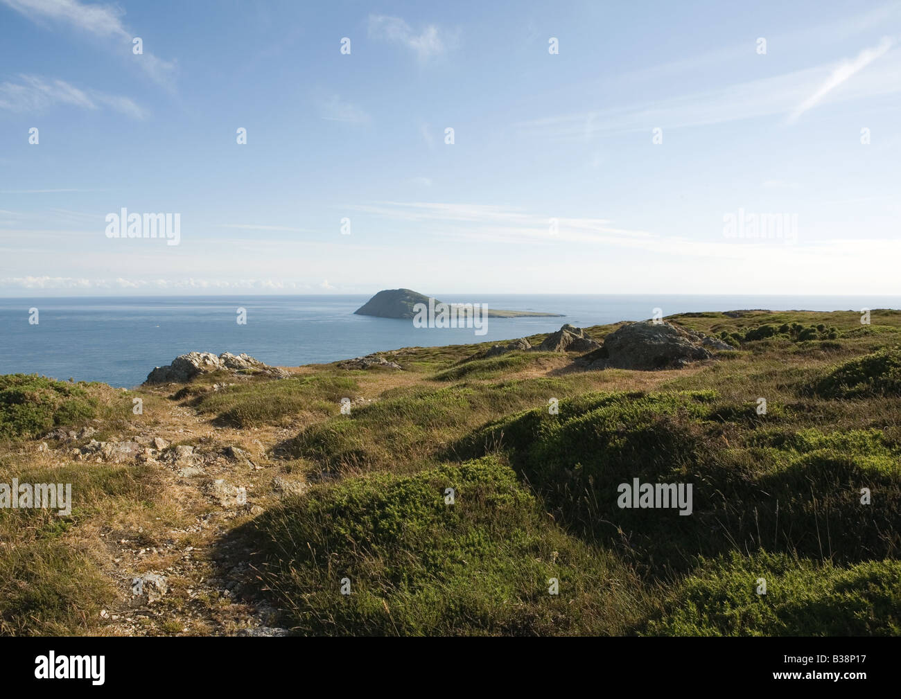 Temprano por la tarde y el sol se pone por la isla Bardsey Bardsey Sound &, Península de Lleyn, Gwynnedd, North Wales, Reino Unido Foto de stock