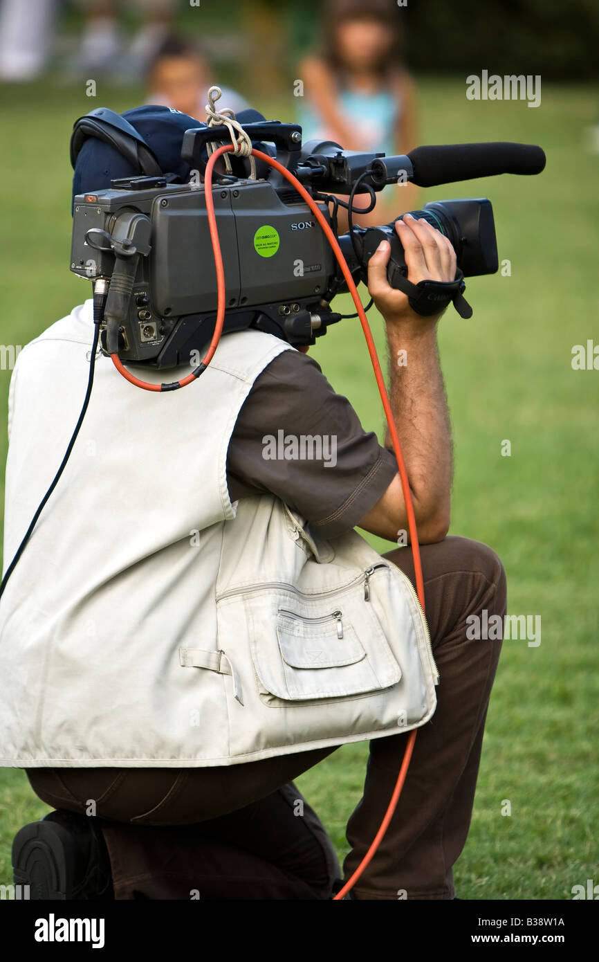 Camarógrafo de noticias de televisión profesional Fotografía de stock -  Alamy