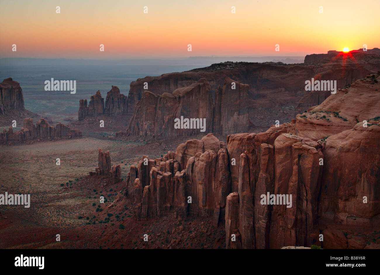 Amanecer en el extremo lejano de Hunt's Mesa arriba Monument Valley Arizona Foto de stock