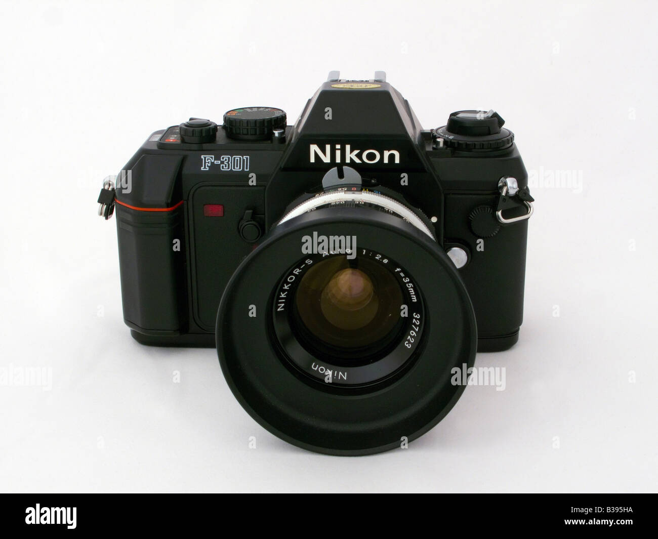 Utiliza la cámara SLR Nikon 301 con Nikkor 35mm Lente de enfoque manual y  el parasol del objetivo genérico Fotografía de stock - Alamy