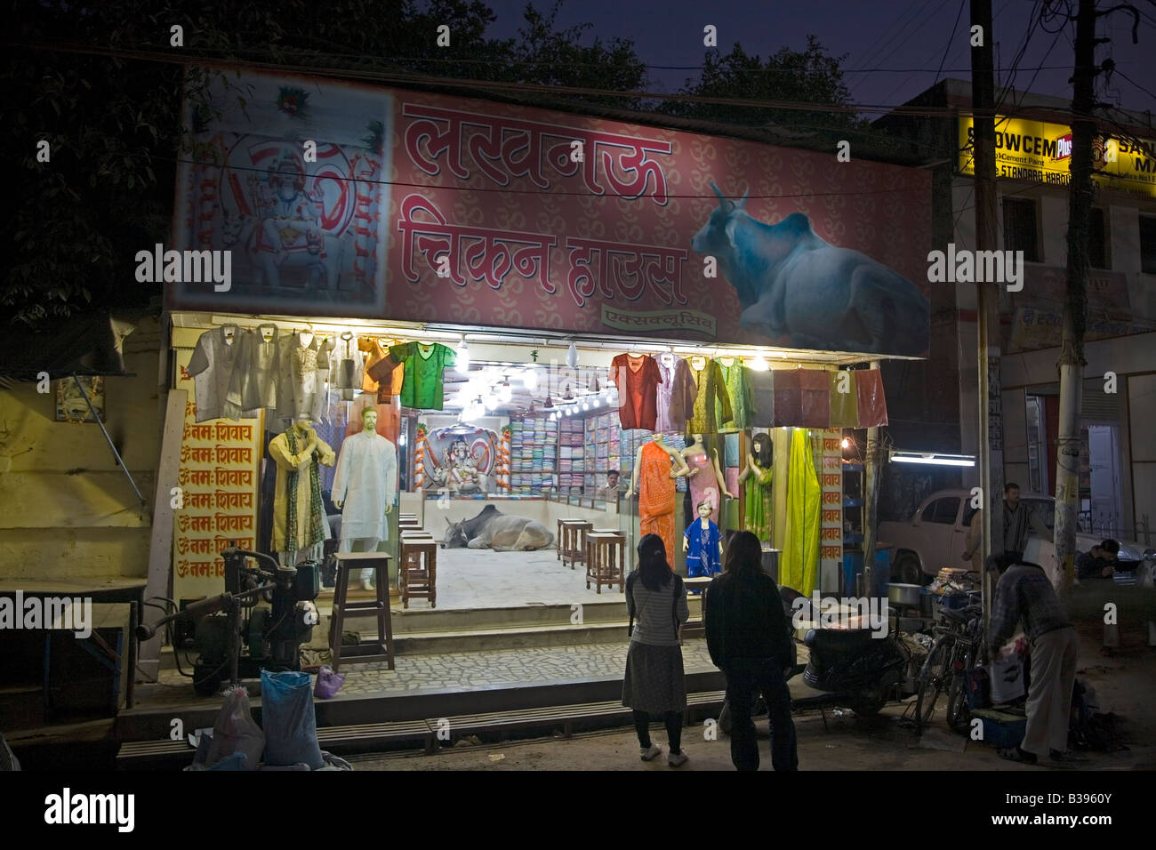 La India Varanasi textiles tienda con santo Shiva toro Nandi s como mascota 2008 Foto de stock