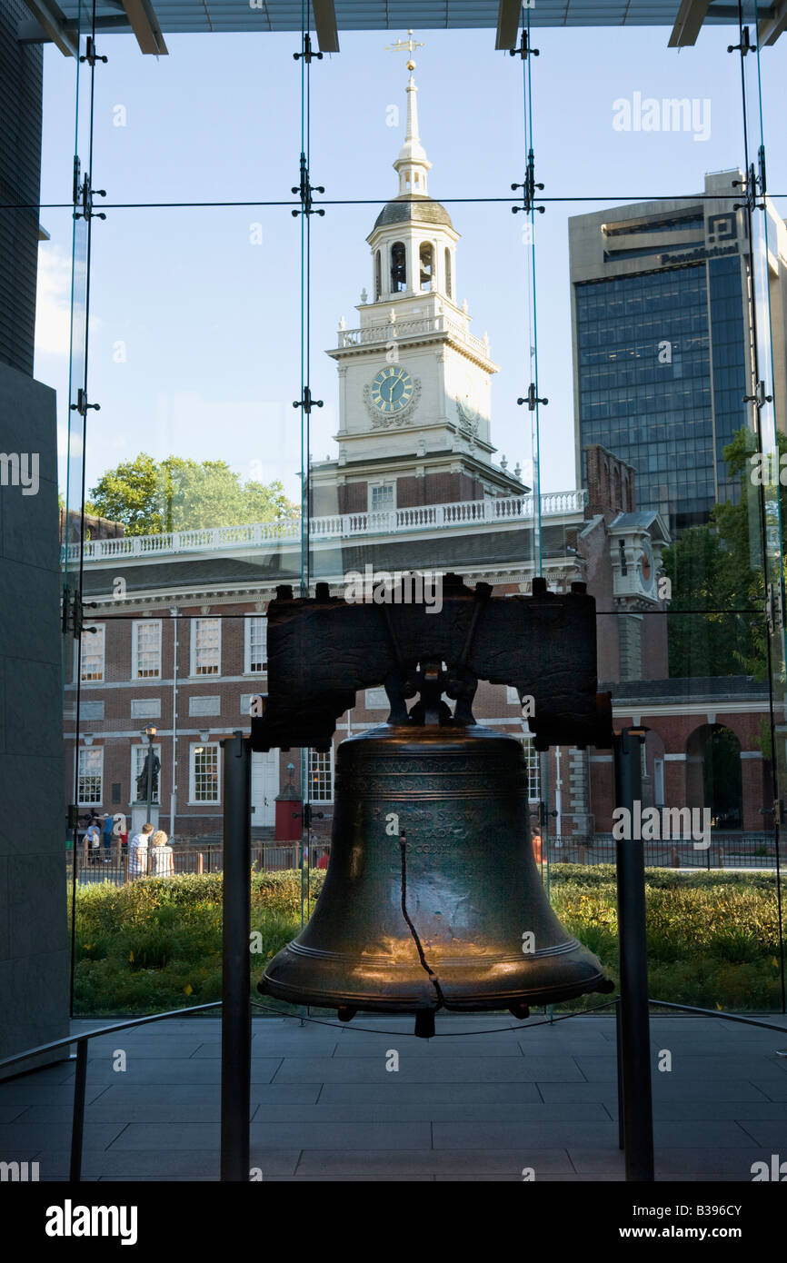 Campana de la libertad y el Salón de la Constitución de Filadelfia Pensilvania Foto de stock