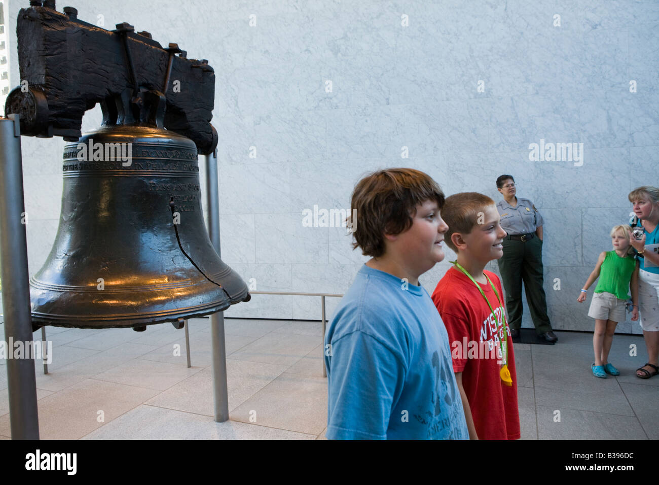 Los turistas en Liberty Bell de Filadelfia Pensilvania Foto de stock