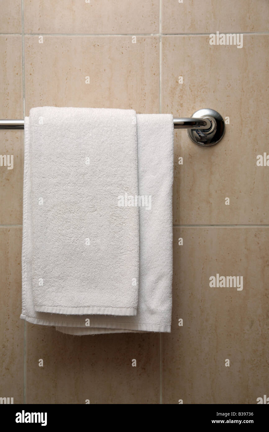 mujer colgando una toalla en un gancho en el baño. la mano de la mujer  cuelga una toalla en un colgador. Foto de alta calidad Fotografía de stock  - Alamy
