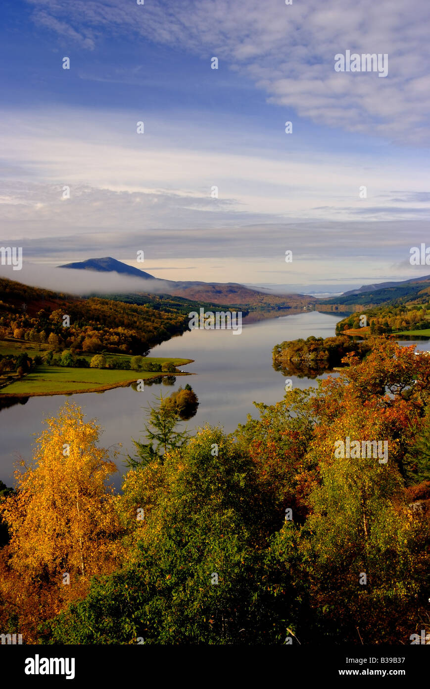 Reino Unido Escocia tayside perhsthire loch tummel en otoño y la montaña de schiehallion Foto de stock
