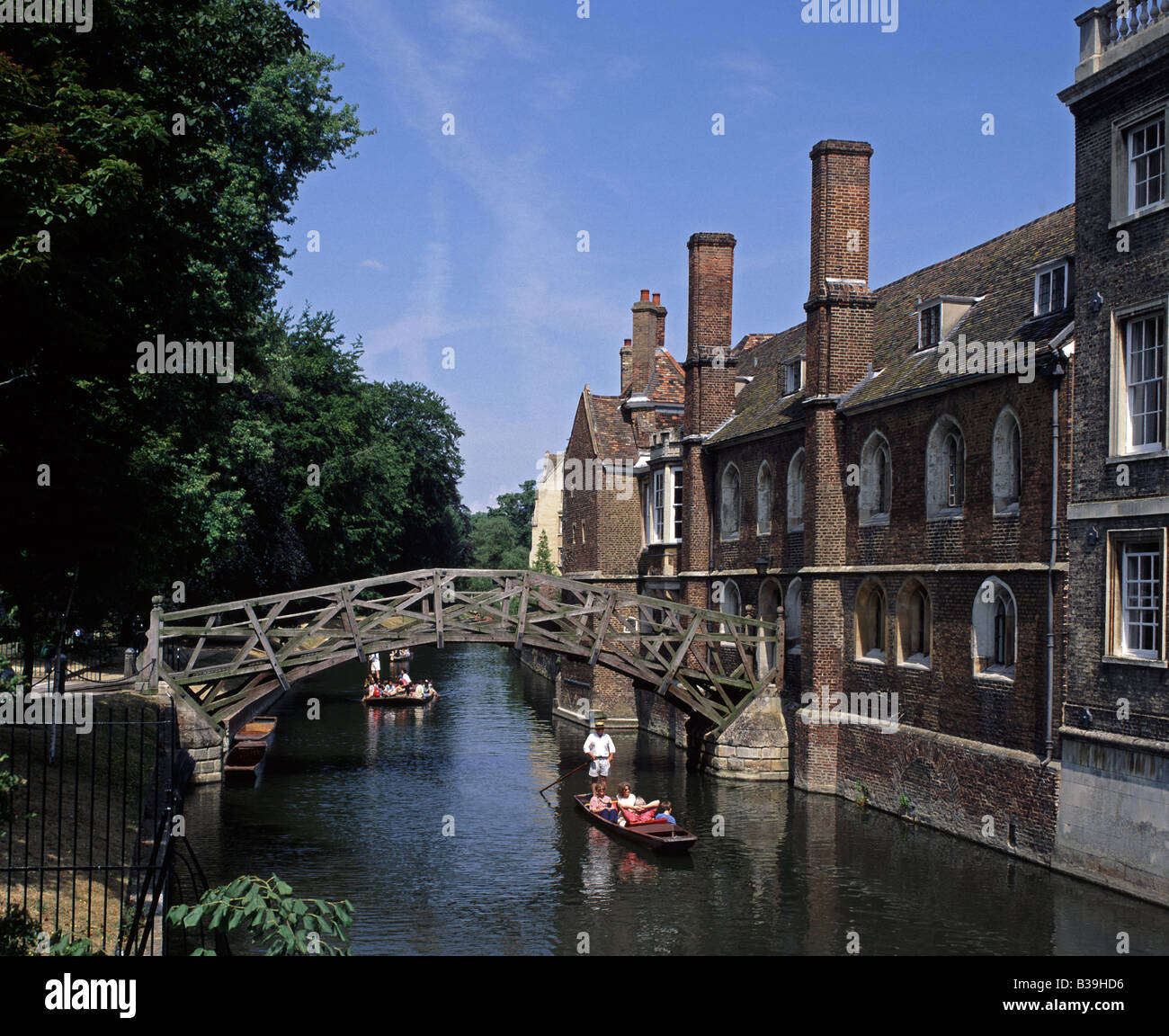 Puente Matemático y punts, Cambridge, Cambridgeshire Foto de stock
