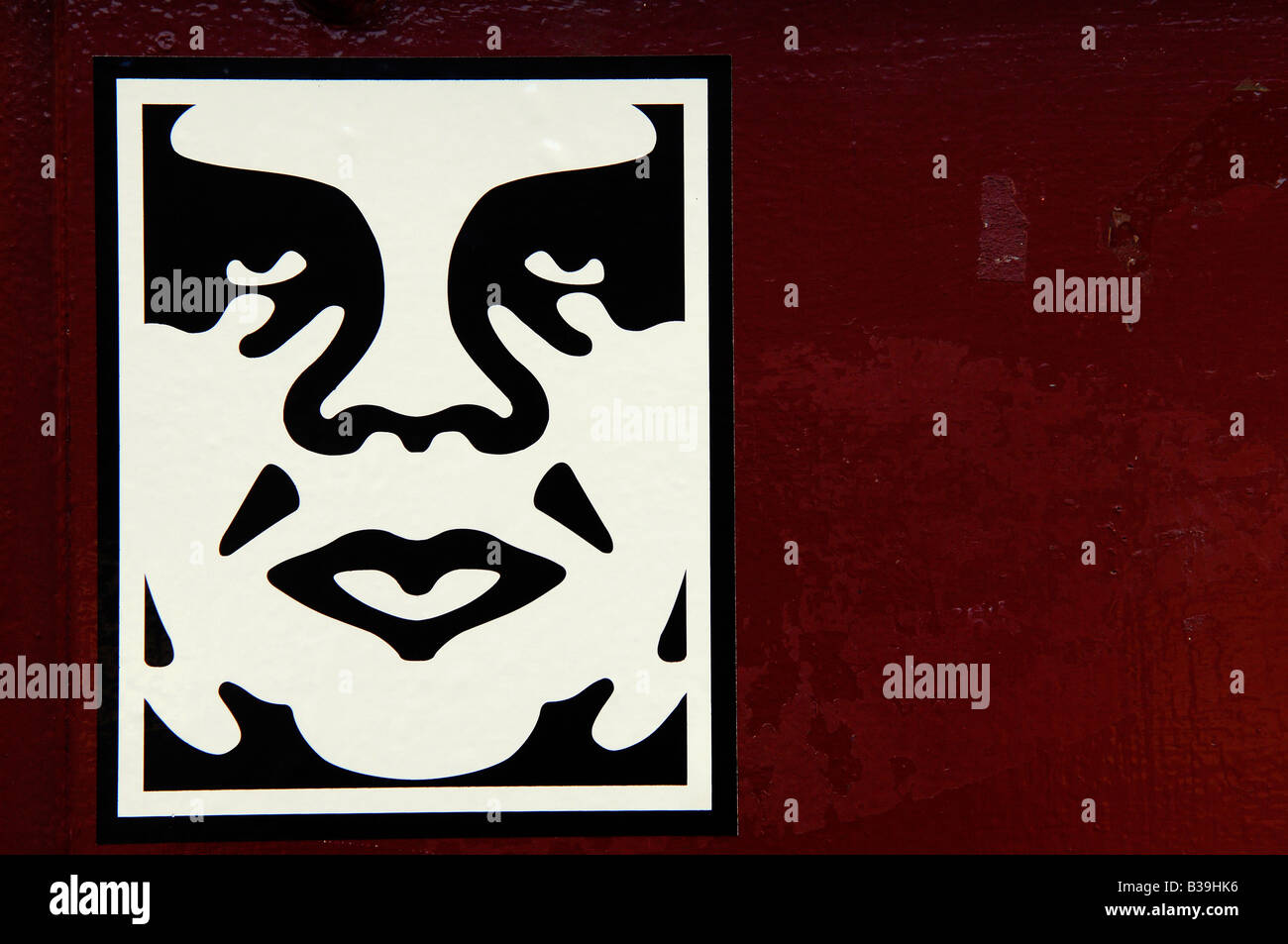 Obedecer diseño gigante americano Shepard Fairey usa sticker art cara roja Foto de stock