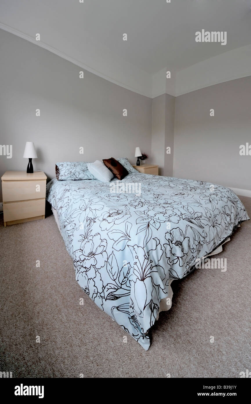 Dormitorio recién convertida en casa limpia diseño moderno Foto de stock