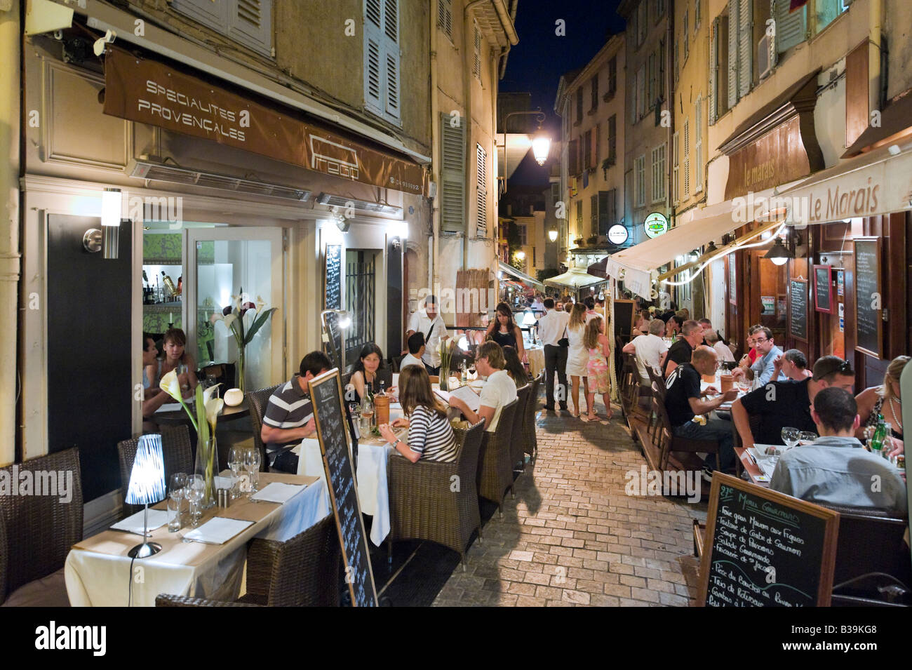 Restaurante de la Rue du Suquet en la ciudad vieja (Le Suquet) por la noche, Cannes, Cote d'Azur, Provenza, Francia Foto de stock