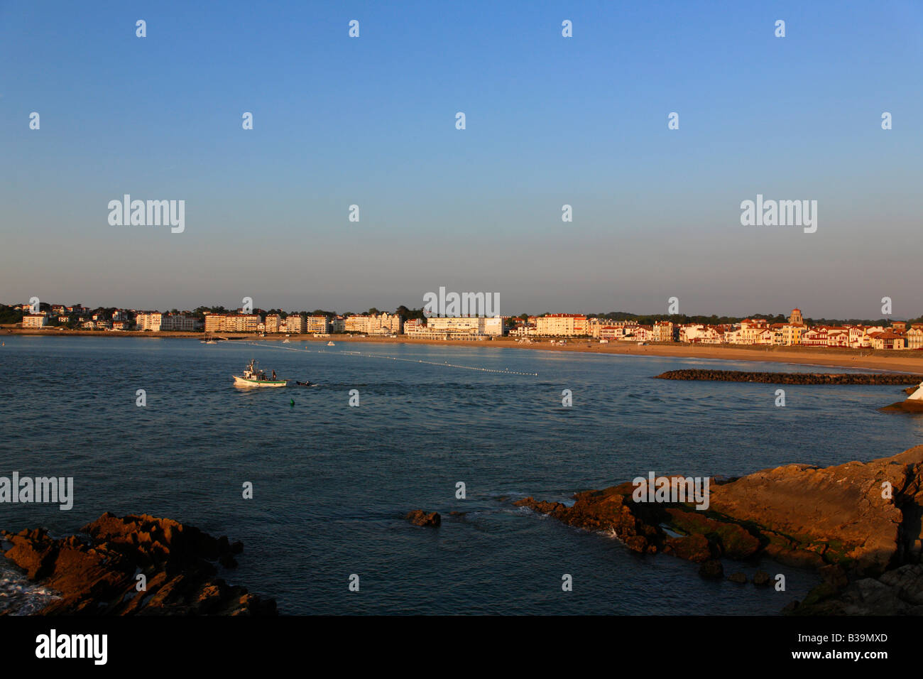 Saint Jean de Luz vista desde la bahía de Francia Foto de stock