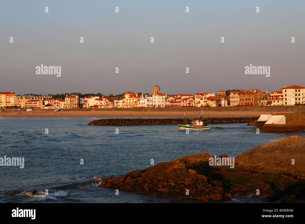 Saint Jean de Luz vista desde la bahía de Francia Foto de stock