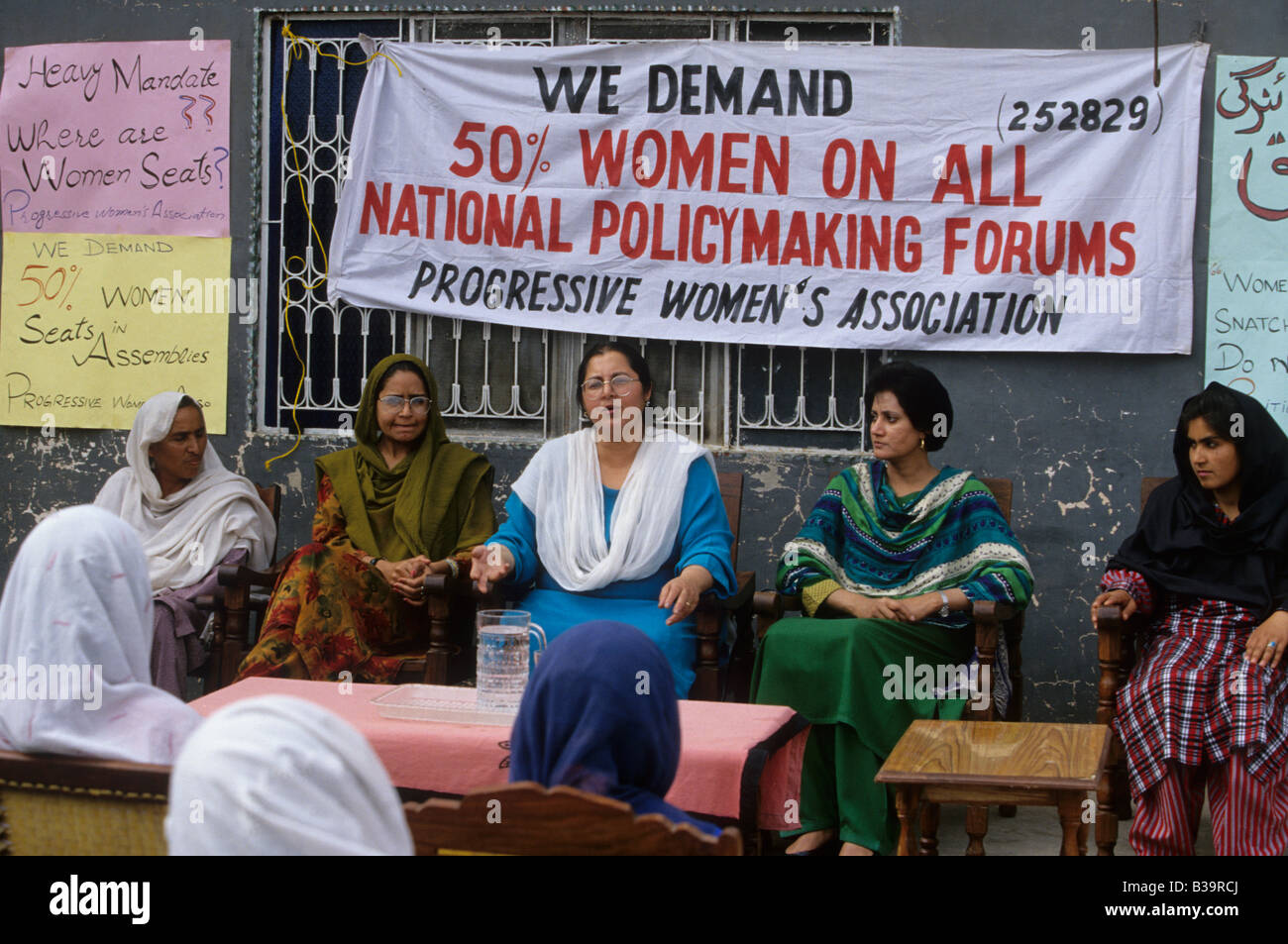 Un grupo de mujeres celebra una reunión pública exigiendo la igualdad de derechos politcal en Islamabad, Pakistán. Foto de stock