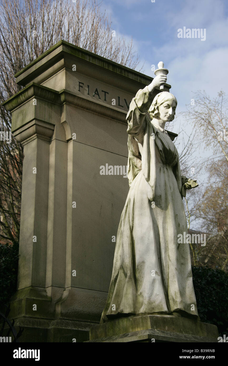 Ciudad de Derby, Inglaterra. La lista de grado II estatua de Florence Nightingale por el escultor Condesa Feodora von Gleichen. Foto de stock