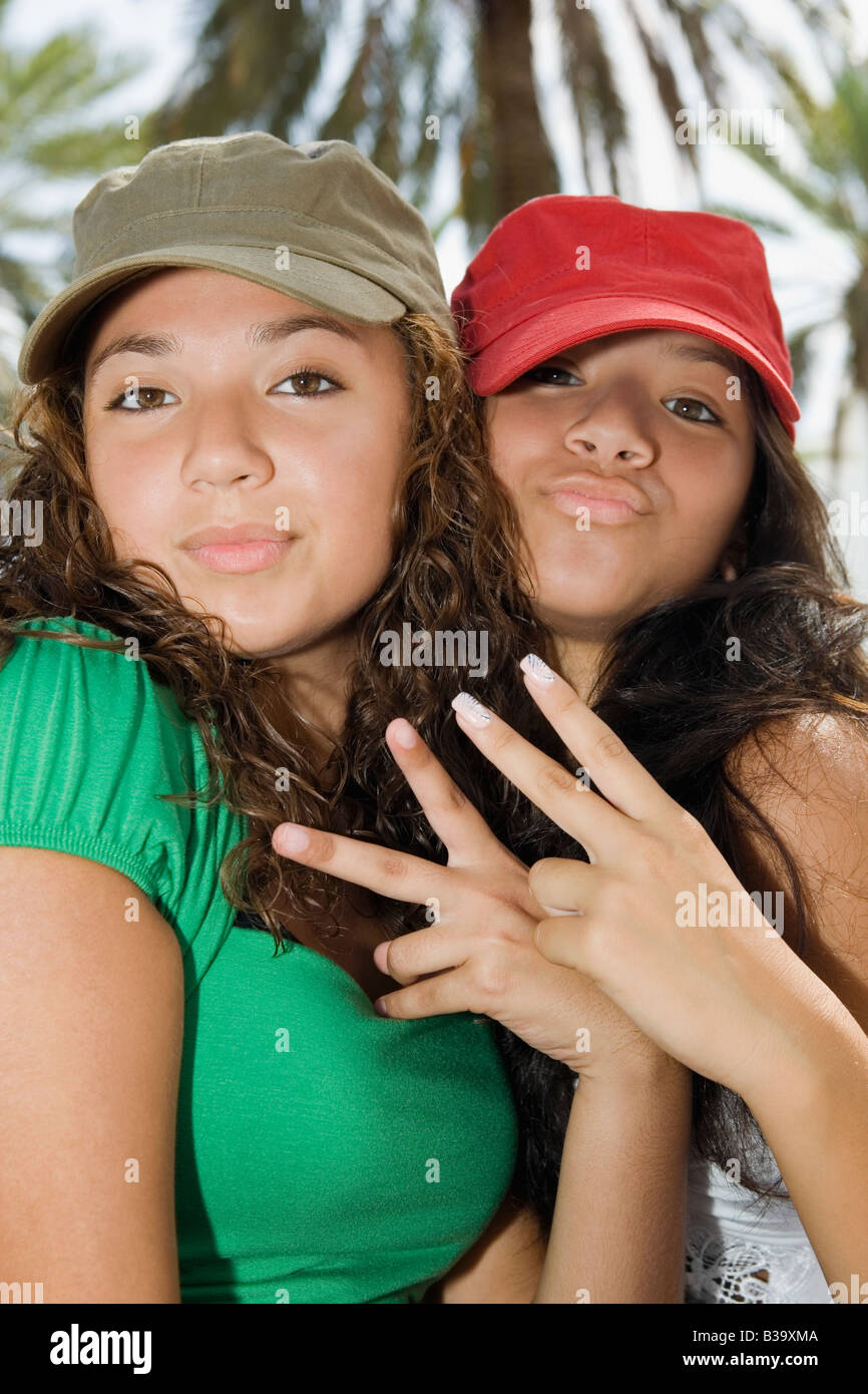 Las adolescentes hispanas haciendo gestos con la mano Foto de stock