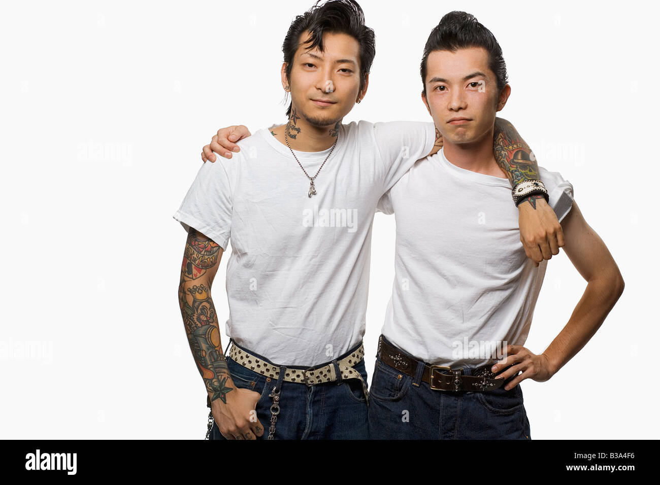 Apretar capoc Majestuoso Dos hombres asiáticos en ropa rockabilly Fotografía de stock - Alamy