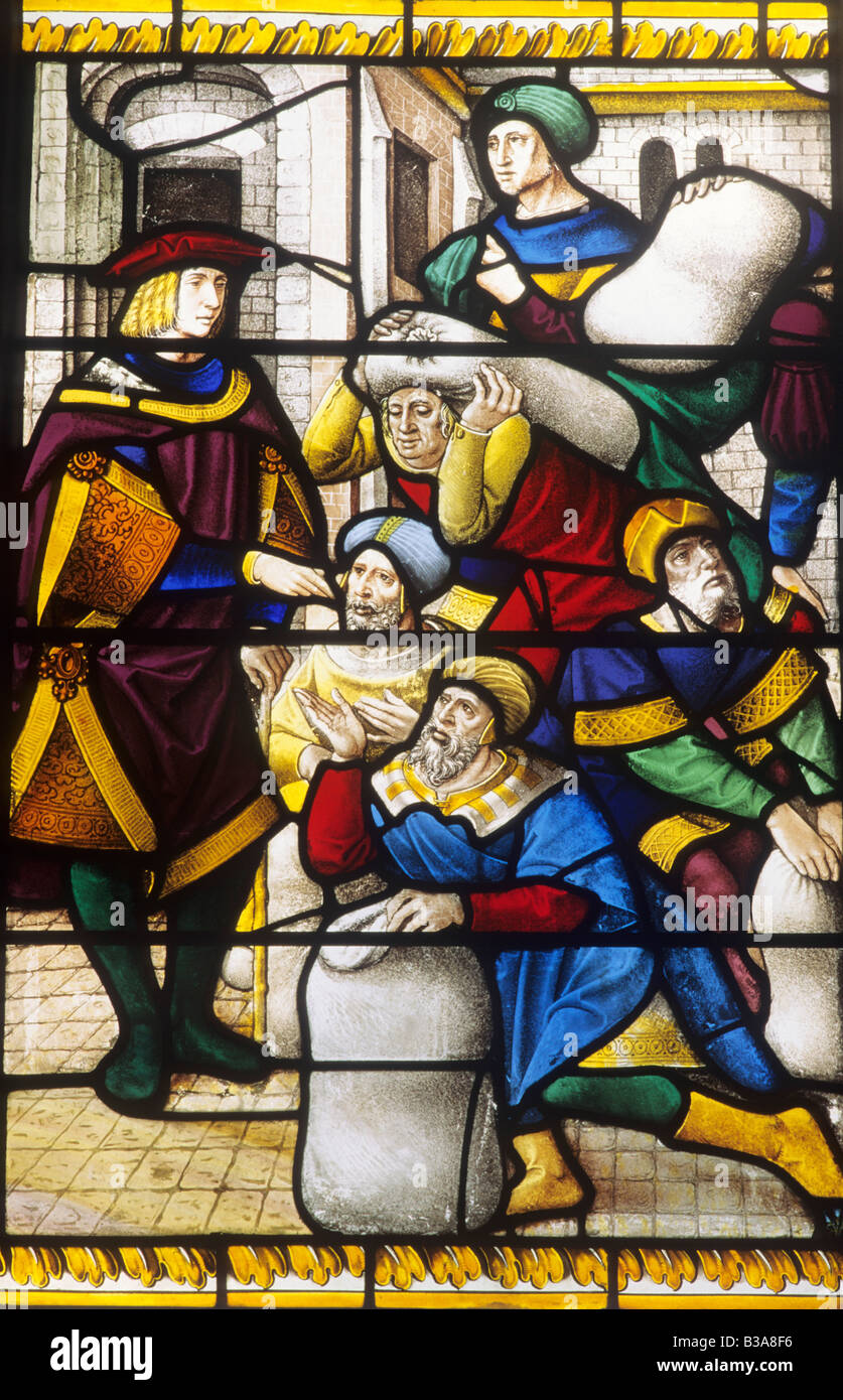 José y hermanos con sacos de maíz historia bíblica Antiguo Testamento Earsham Norfolk vidrieras flamencas del siglo XVI bíblica Foto de stock