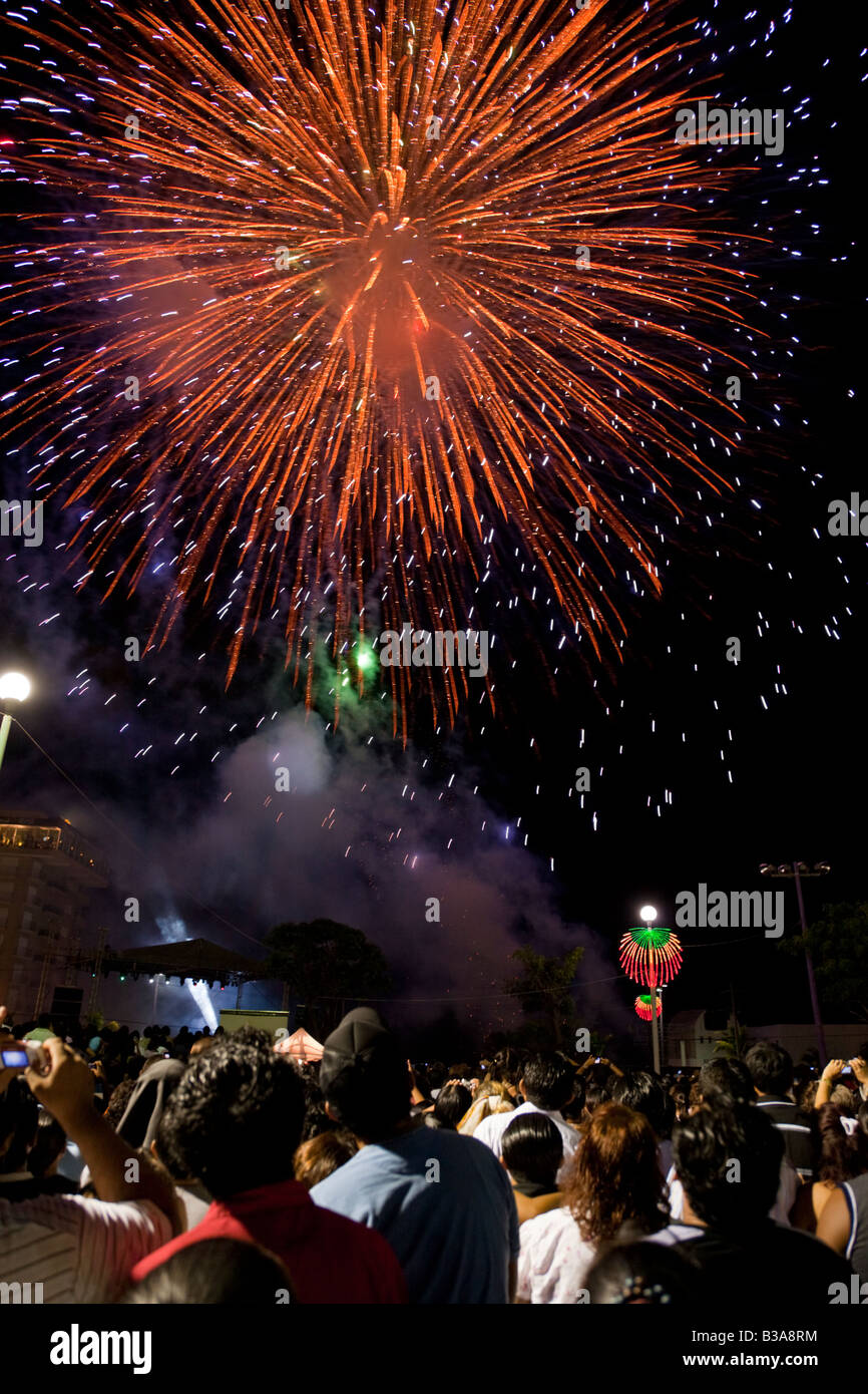 Explosión de fuegos artificiales durante el grito, en la celebración del día de la Independencia de México el 16 de septiembre en Cozumel, México. Foto de stock