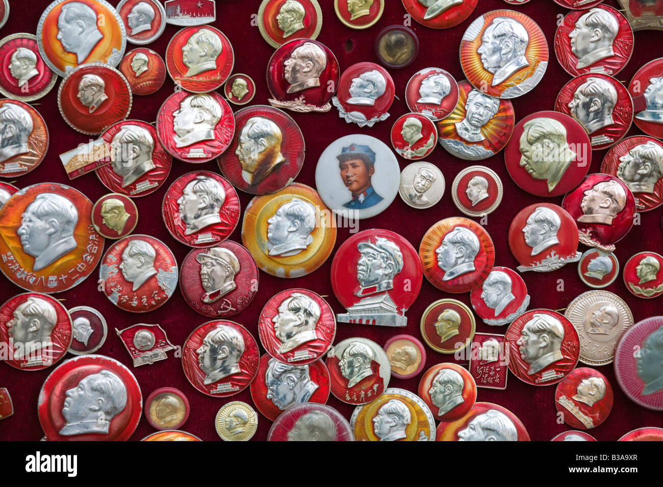 China, Beijing, Xuanwu District, Beijing Liulichang Xijie, la calle de antigüedades, coleccionables, el Presidente Mao pins Foto de stock