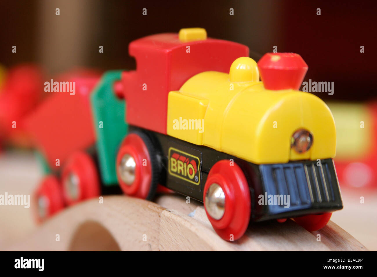 Brio tren de juguete y pista Fotografía de stock - Alamy