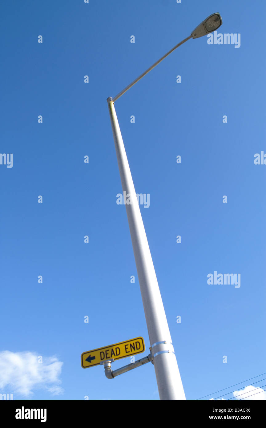 Amarillo Dead End Street signo en poste de luz larga con Clear Blue Sky High blancas nubes. Foto de stock