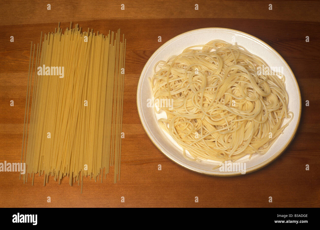 Cocidas y sin cocer los espaguetis para representar cadenas de polímeros Foto de stock