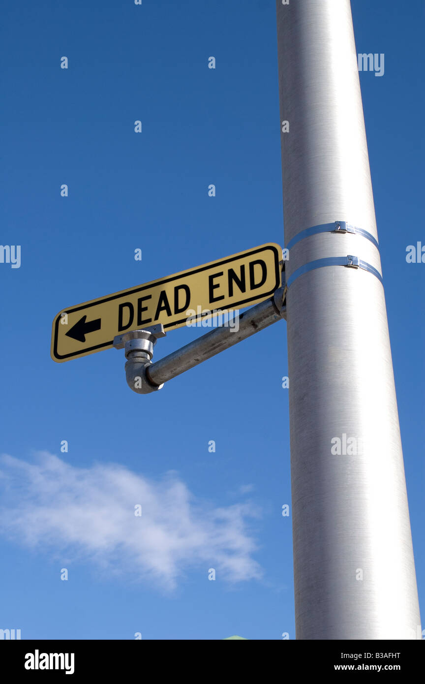 Dead End Street signo en poste de luz larga con Clear Blue Sky High blancas nubes. Foto de stock