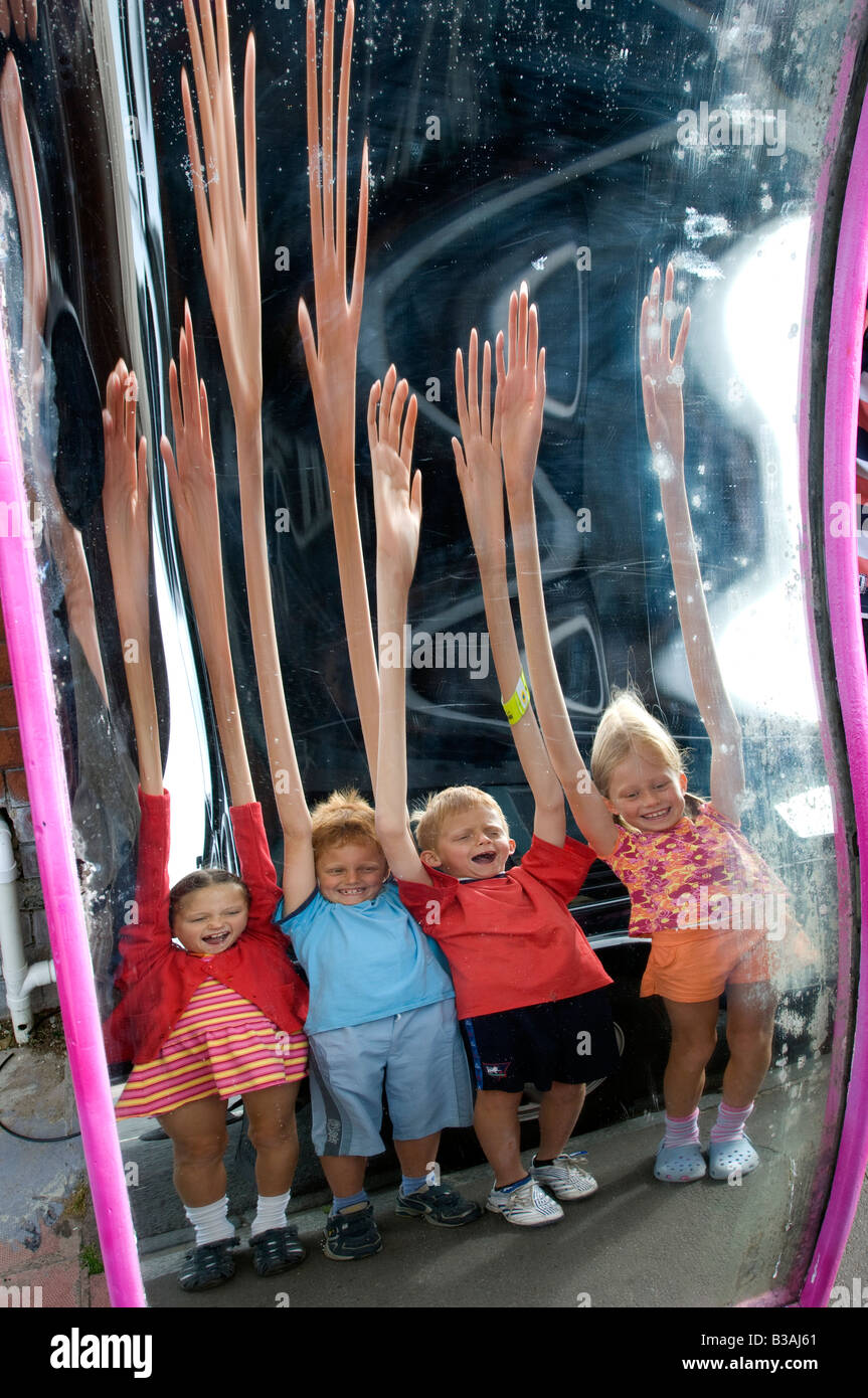 Chip otoño ayuda Los niños encantados por sus reflexiones divertidas en un antiguo recinto ferial Sala de Espejos espejo deformante Fotografía de stock - Alamy Chip otoño ayuda Los niños encantados por sus reflexiones divertidas en un antiguo recinto ferial Sala de Espejos espejo deformante Fotografía de stock - Alamy
