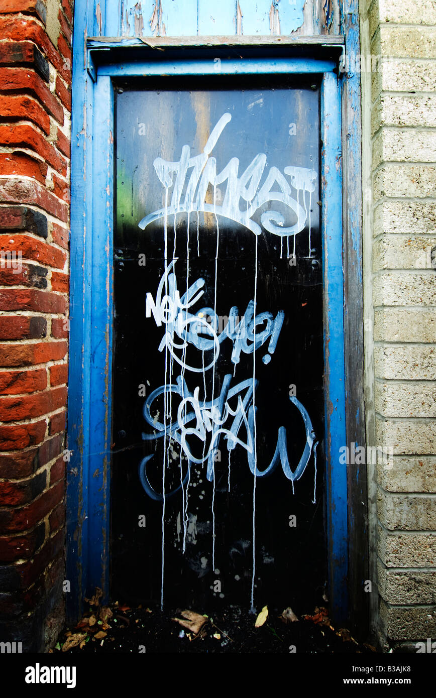 Puerta de graffiti fotografías e imágenes de alta resolución - Alamy
