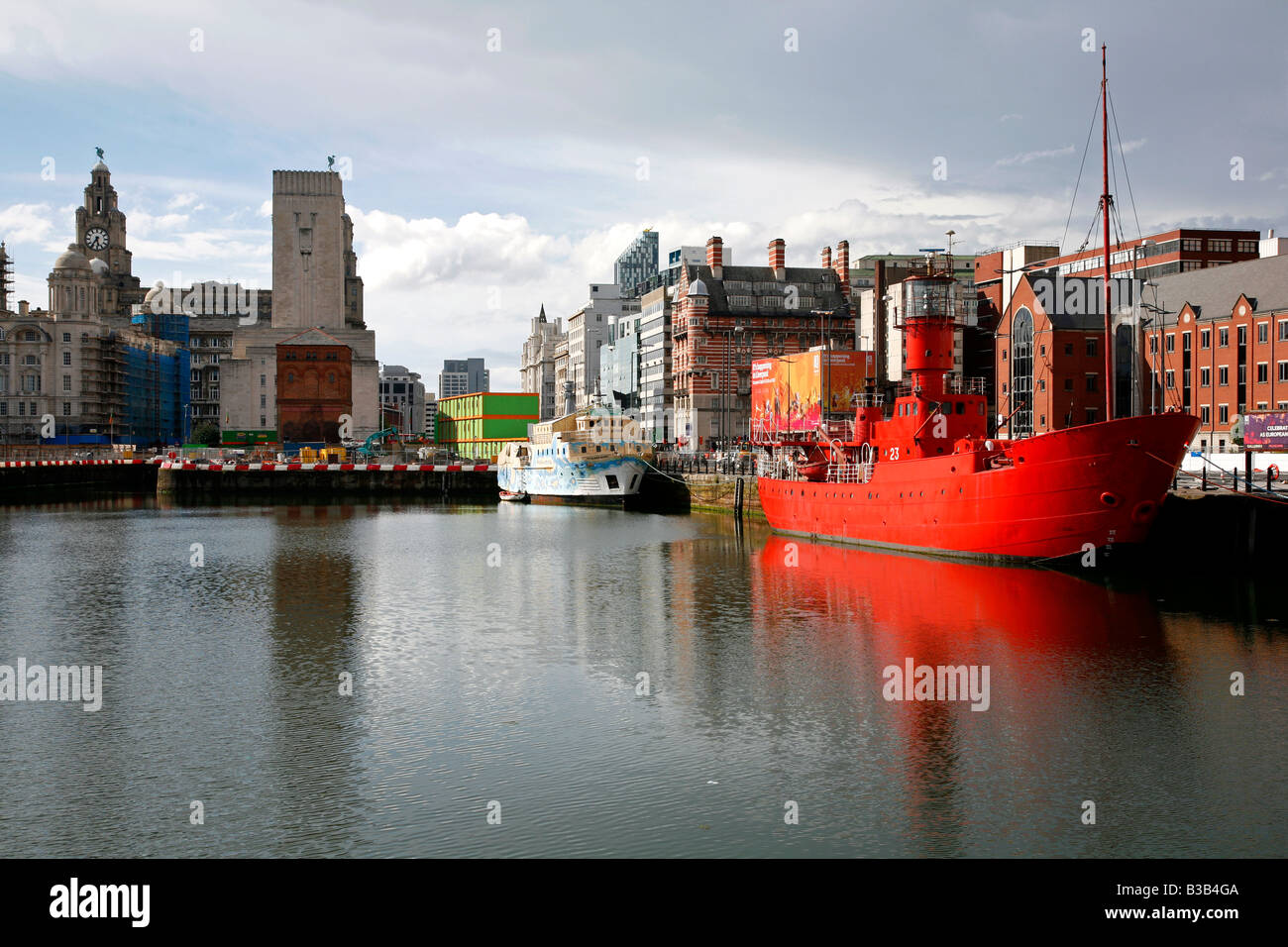 Julio 2008 - El barco de luz roja en el canning dock junto a Albert Dock con el hígado edificio del fondo Liverpool Inglaterra Foto de stock