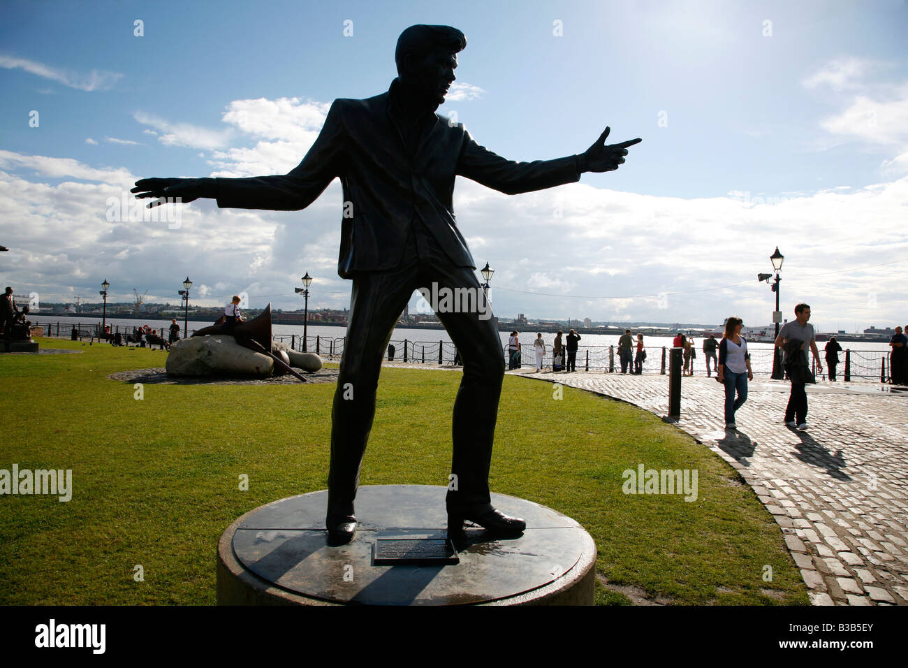 Julio de 2008 - La estatua de Billy Fury por Albert Dock y el río Liverpool Merseyside England Reino Unido Foto de stock