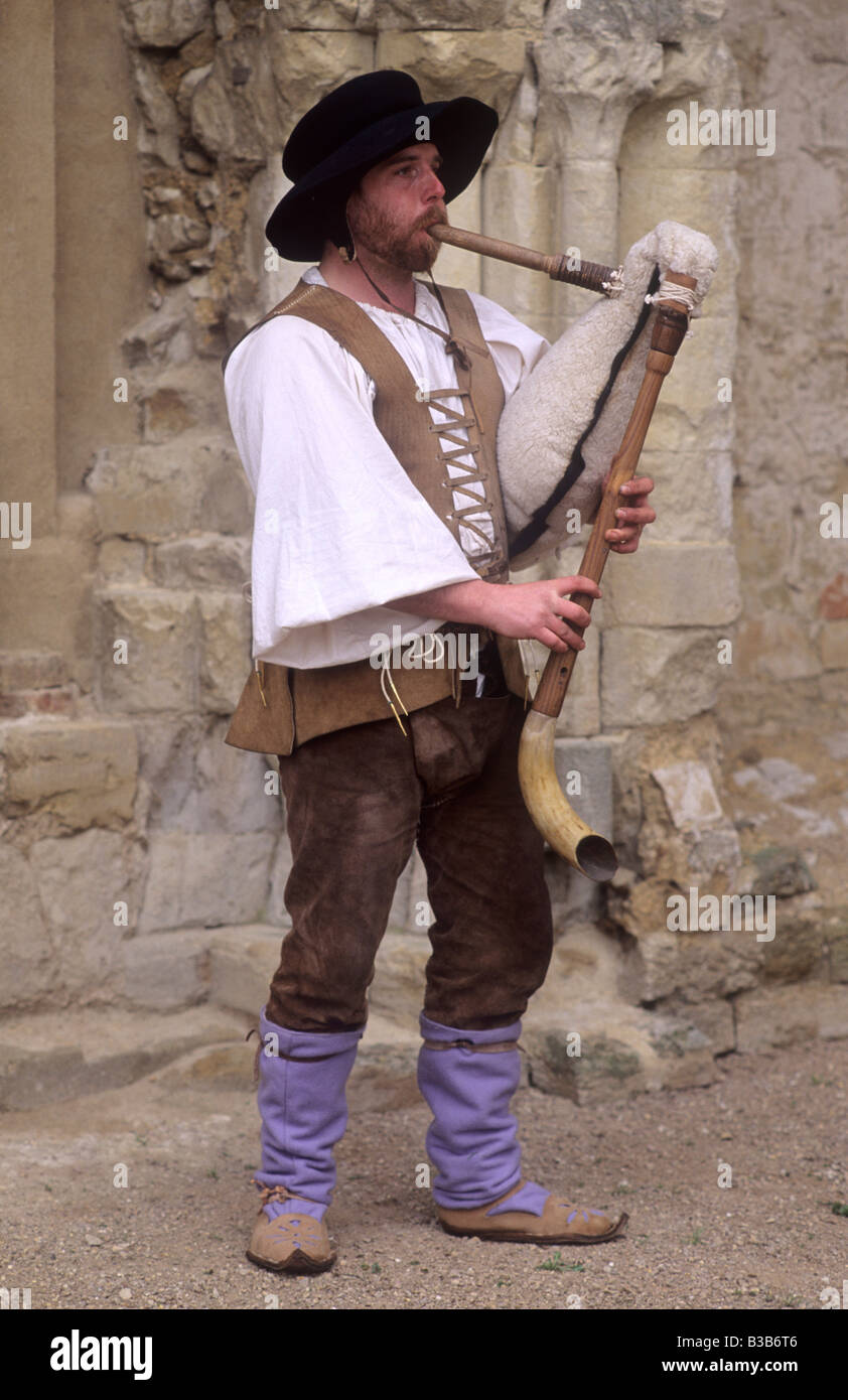 Músico medieval de reconstrucción histórica jugando badanas gaitas  instrumentos musicales Música juglar English disfraz Fotografía de stock -  Alamy