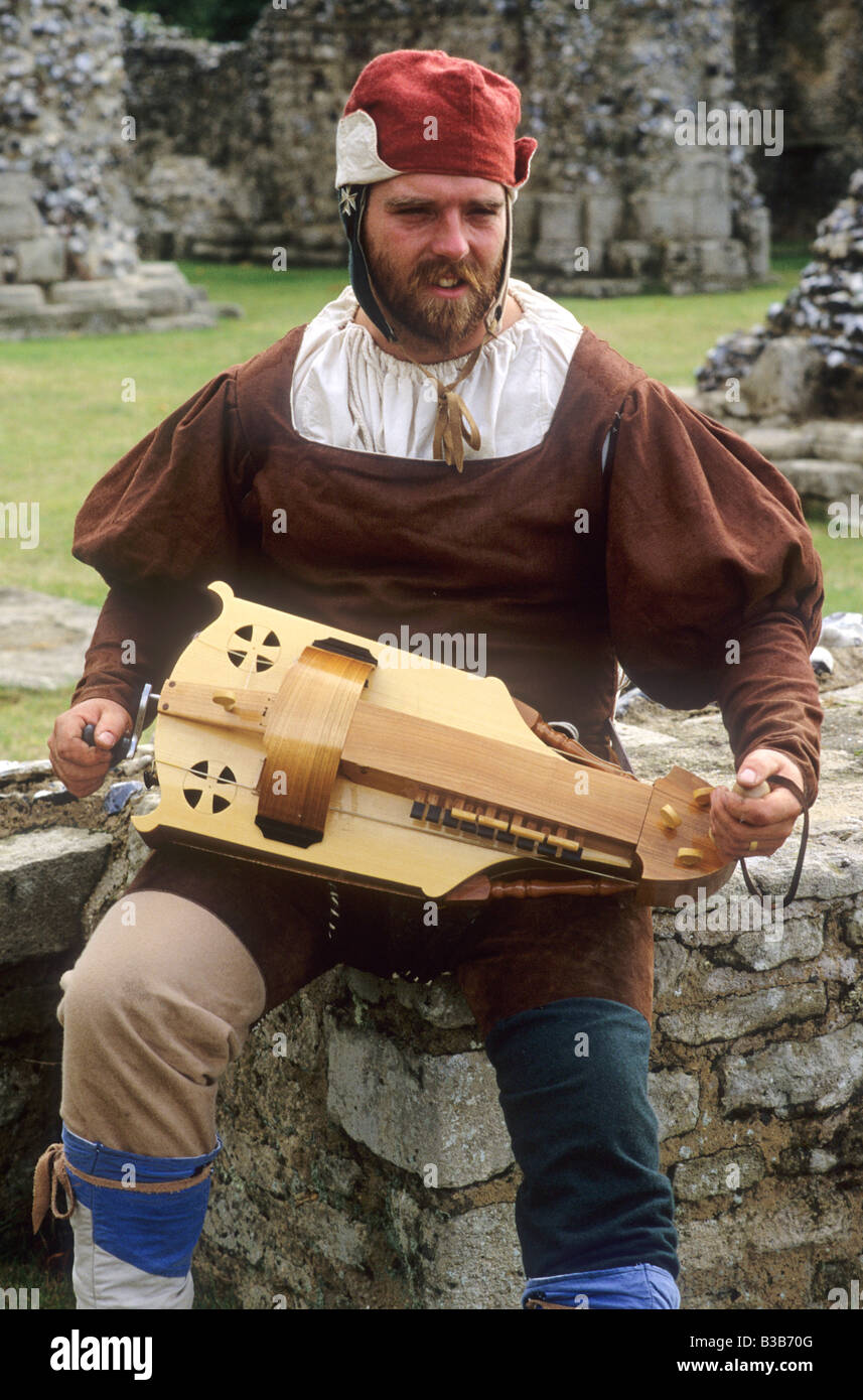 Músico medieval re histórica promulgación hombre juegue zanfoña instrumento  musical música juglar English disfraz Fotografía de stock - Alamy