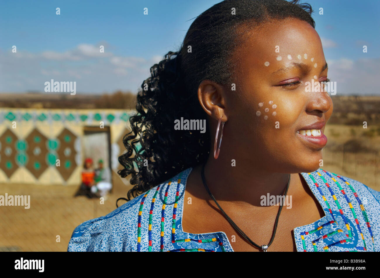 Mujer africana con pintura en la cara Fotografía de stock - Alamy